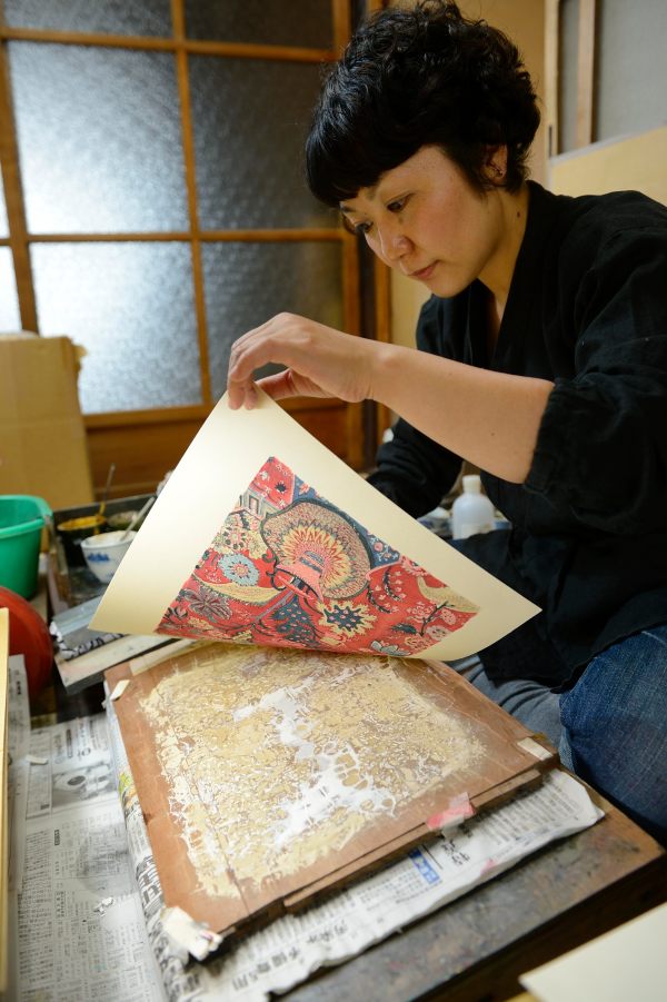 摺り作業中のベテランの先駆的女性摺師・平井恭子さん